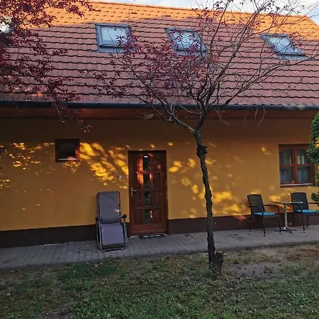 Varalja Vendeghaz Tata Exterior photo